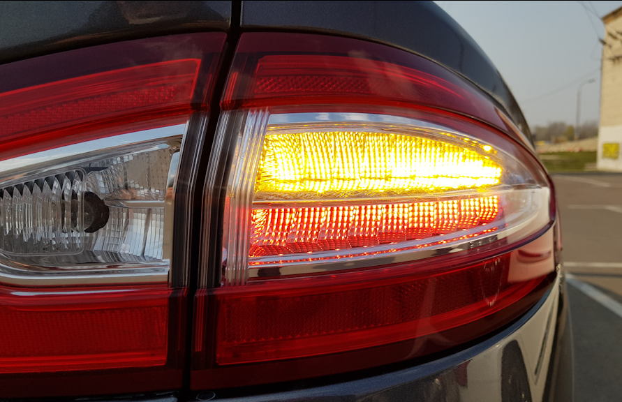 Ford Fusion USA: переделка красных поворотников на жёлтые (Ford Mondeo 5)