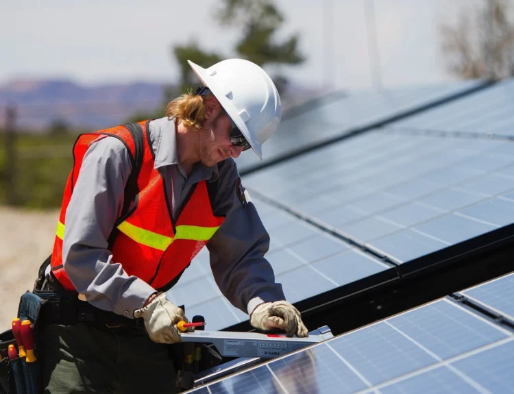 Сонячна електростанція для бізнесу: кому вона підходить і чому це рішення має фінансовий сенс