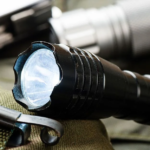 Тактичні ліхтарі: чому цей інструмент вийшов за межі військового спорядження