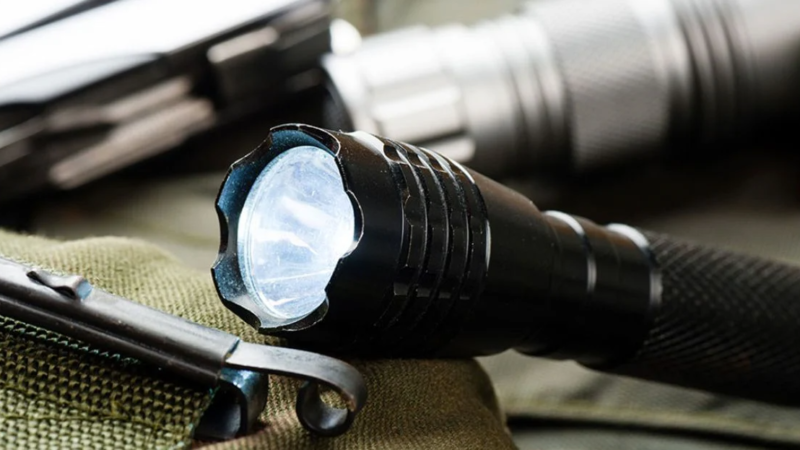 Тактичні ліхтарі: чому цей інструмент вийшов за межі військового спорядження